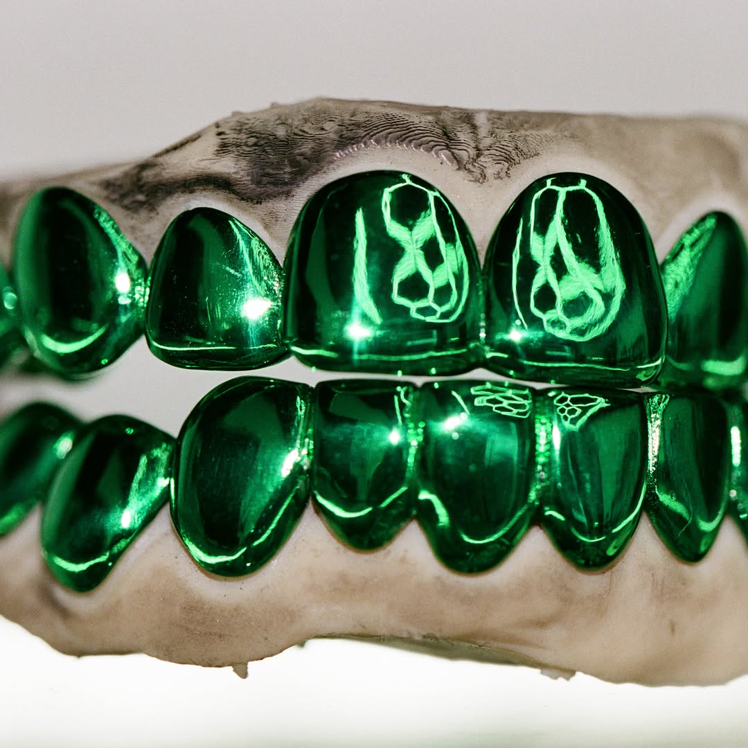 Close-up of the green grillz