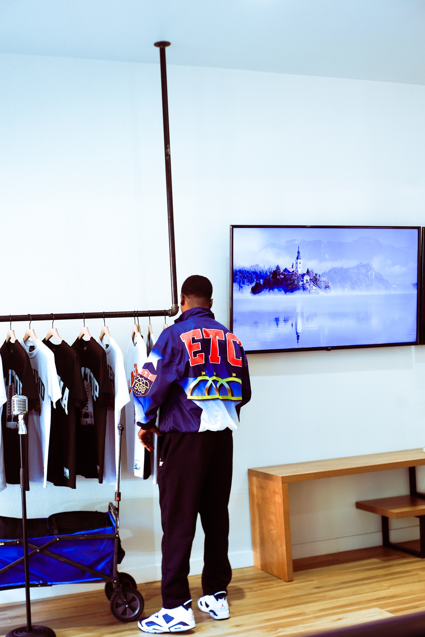 the rack, the TV